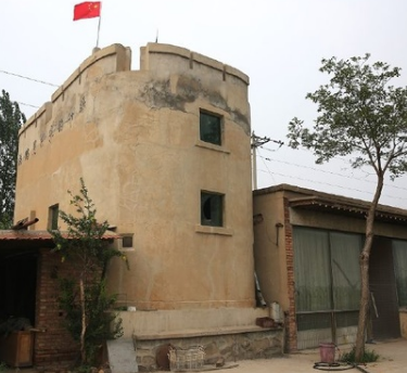 老人借助8個螺旋千斤頂扶正炮樓