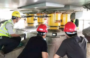 機械千斤頂將萬噸橋梁頂高4.7米