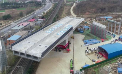 兩臺千斤頂牽引立交橋橋梁使之成功轉體