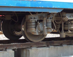 機車檢修組巧用液壓千斤頂拆卸轉向架軸箱吊鉤